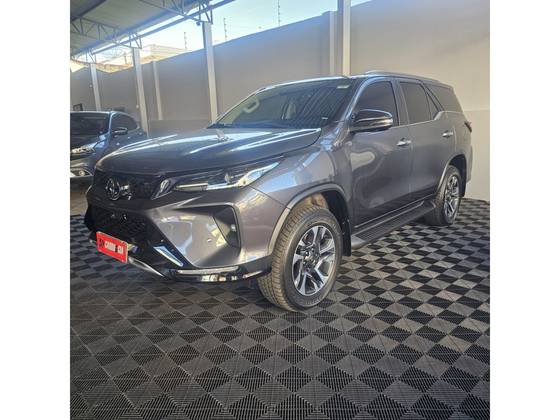 TOYOTA HILUX SW4 2.8 D-4D TURBO DIESEL SRX PLATINUM 7L 4X4 AUTOMÁTICO TOYOTA HILUX SW4 2.8 D-4D TURBO DIESEL SRX PLATINUM 7L 4X4 AUTOMÁTICO